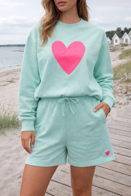 Mint Heart Shorts – Damen Sweatshorts mit Neonpinkem Herz