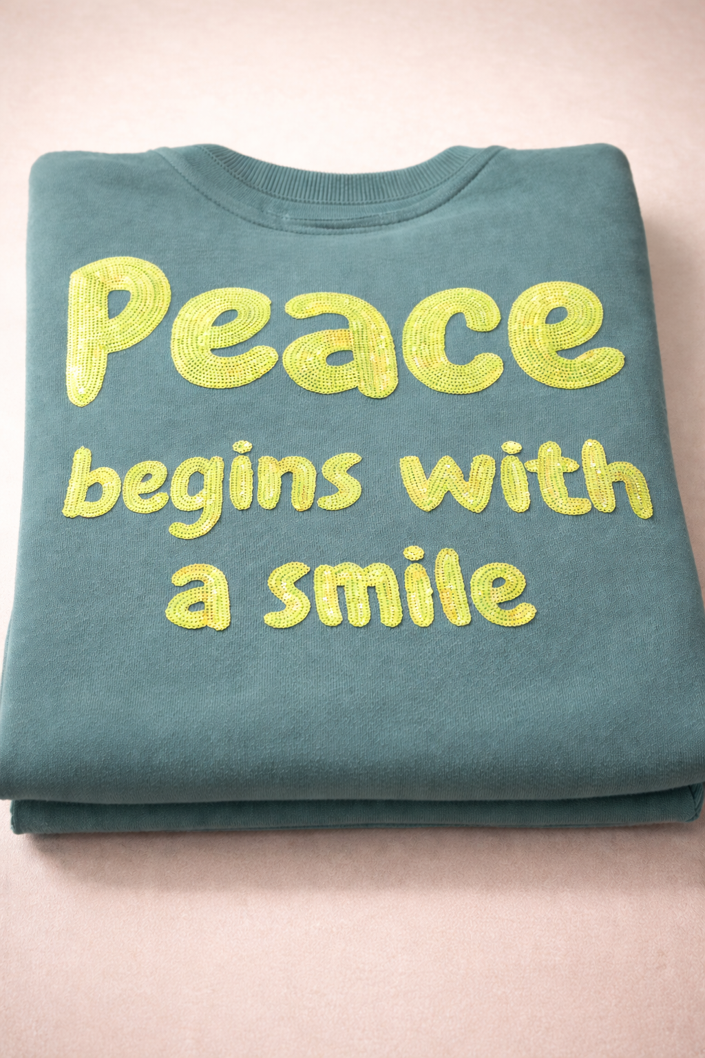 Sweatshirt „Peace begins with a smile" – Statement-Sweater mit Pailletten