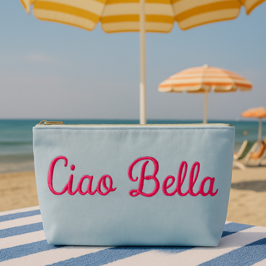 Kosmetiktasche „Ciao Bella“ | Hellblau mit pinker Stickerei – Italienisches Design & Leinen