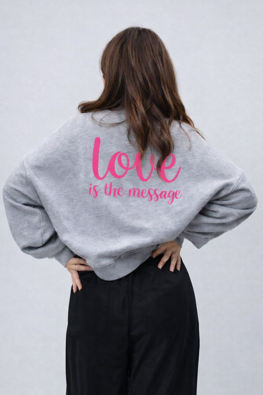Grauer Sweater mit Neonpinkem Print. Love is the message, back print