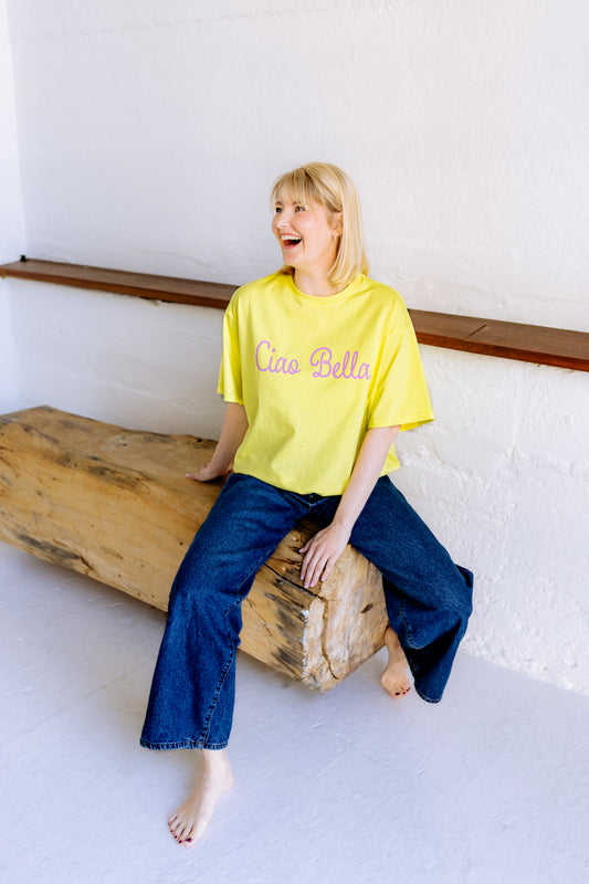 Oversize Cropped T-Shirt „Ciao Bella“ – Gelb mit fliederfarbenem Print