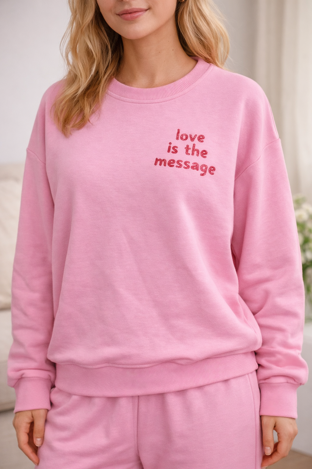Rosa Sweater „Love is the Message“ mit Herz-Applikationen