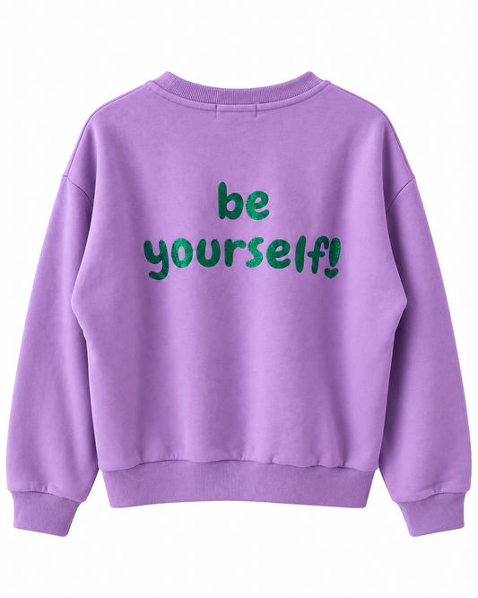 Oversize Sweater „Be Yourself“ – Lavendel mit grünem Glitzerstatement