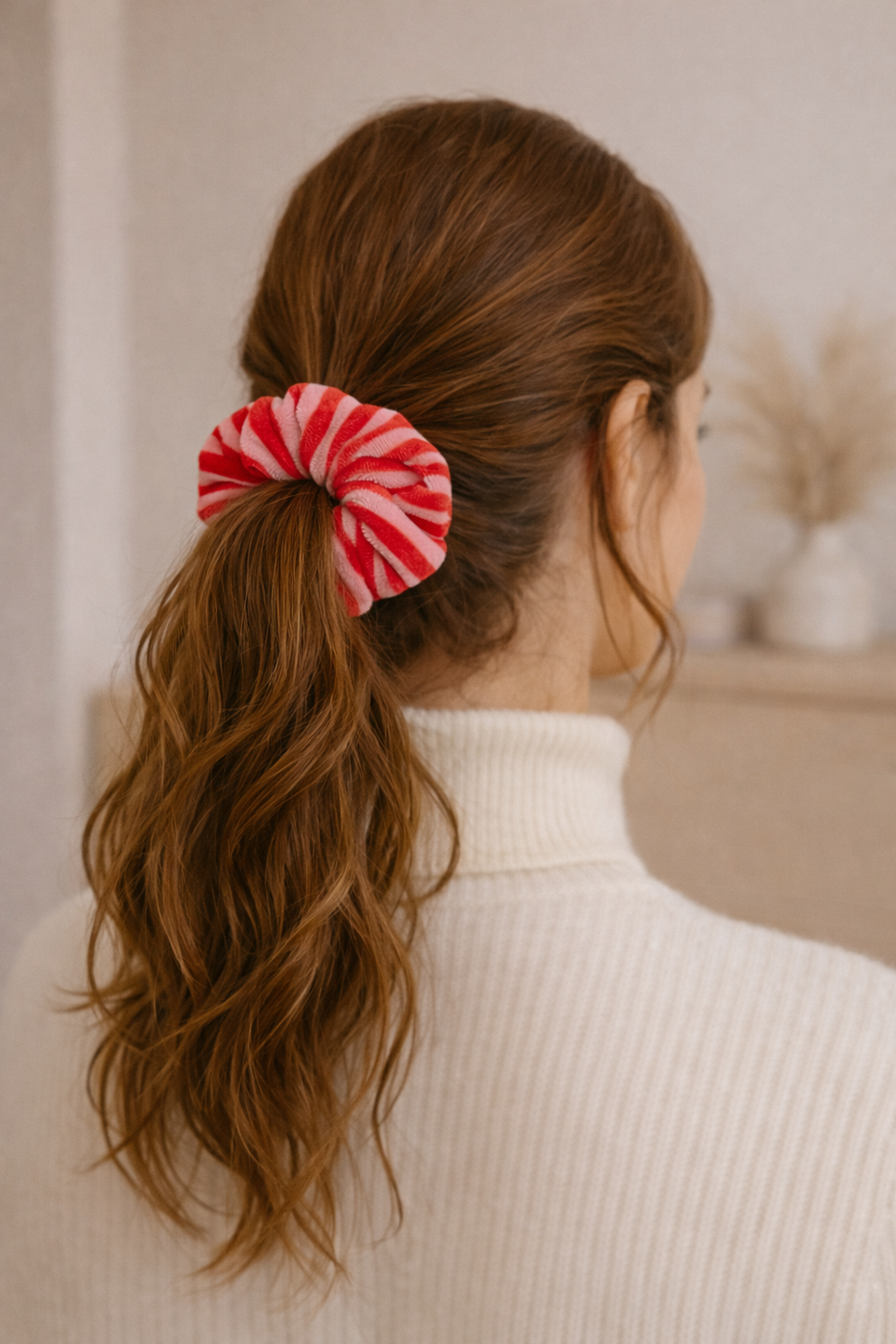 Candy Cane Scrunchie – das perfekte Accessoire für einen süßen, weihnachtlichen Look.