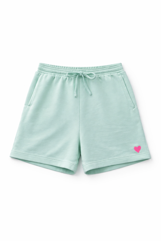 Mint Heart Shorts – Damen Sweatshorts mit Neonpinkem Herz