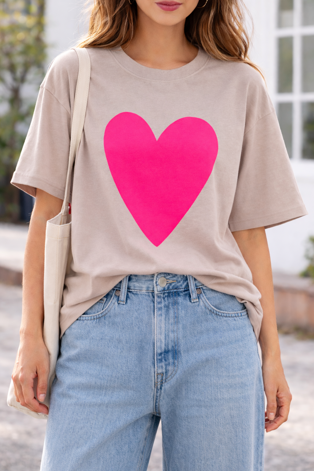 Naturweißes T-Shirt mit Neonpinkem Herz