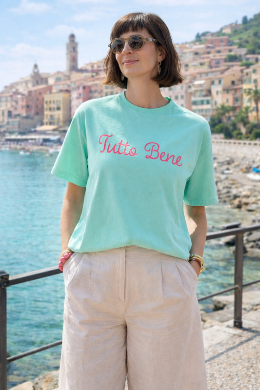 Oversize Cropped T-Shirt „Tutto Bene“ – Türkis mit pinkem Print