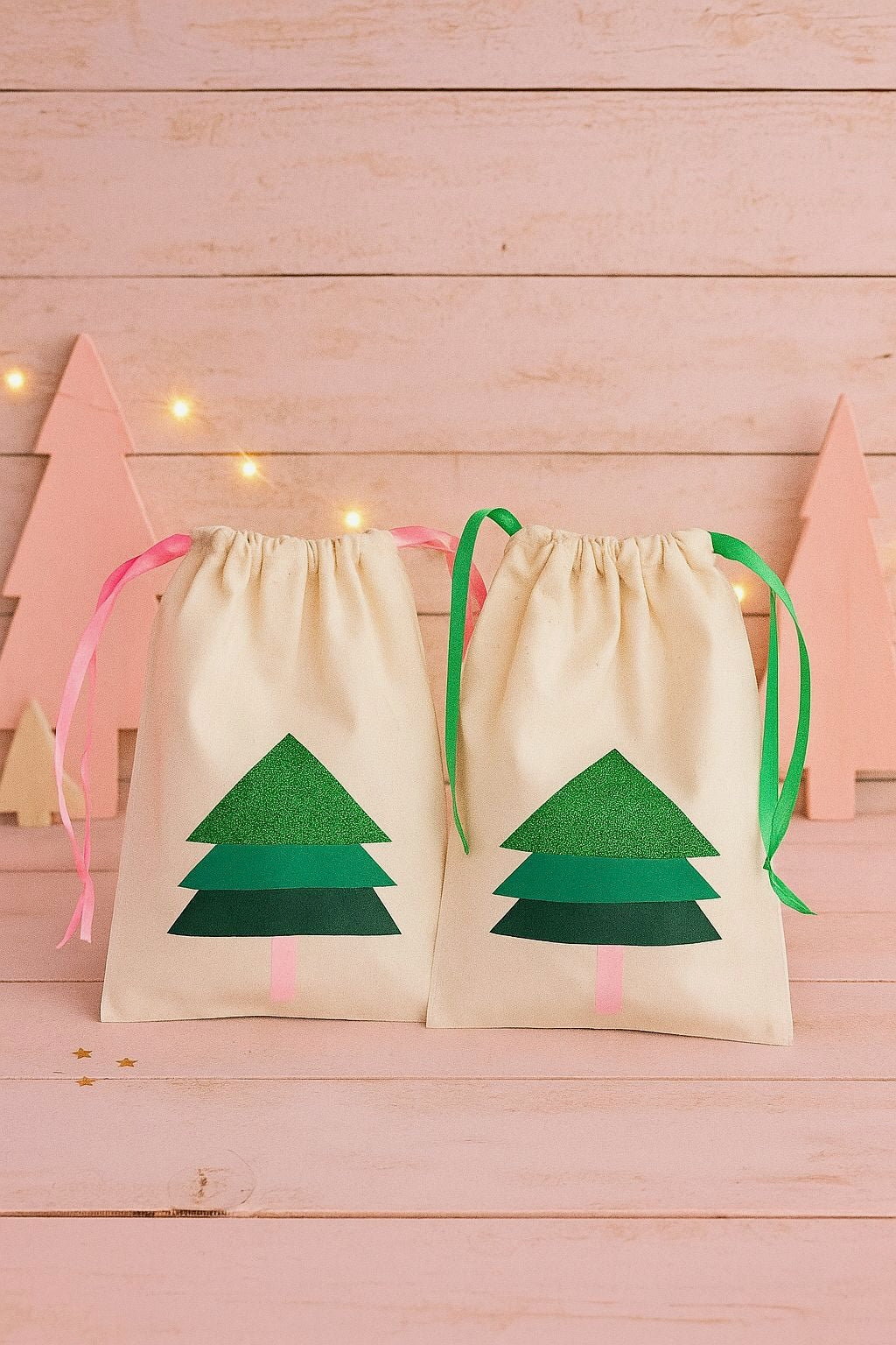 Nachhaltige Geschenkverpackung aus Stoff – wiederverwendbarer Geschenkbeutel mit Weihnachtsbaum-Motiv