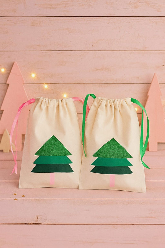 Nachhaltige Geschenkverpackung aus Stoff – wiederverwendbarer Geschenkbeutel mit Weihnachtsbaum-Motiv