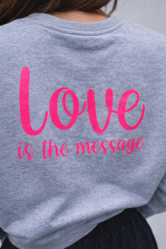 Sweatshirt „Love is the Message" – Weich, zeitlos & voller Gefühl